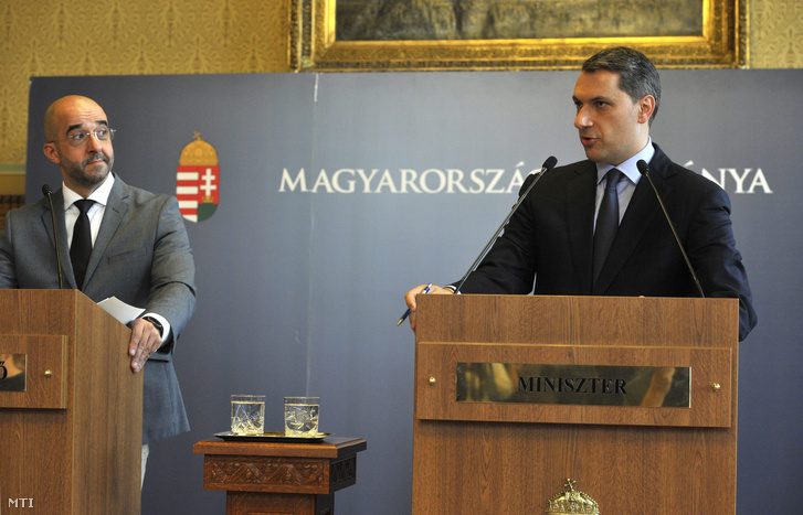Lázár János, a Miniszterelnökséget vezető miniszter szokásos heti sajtótájékoztatóját tartja az Országházban 2016. április 14-én. Mellette Kovács Zoltán kormányszóvivő (b).