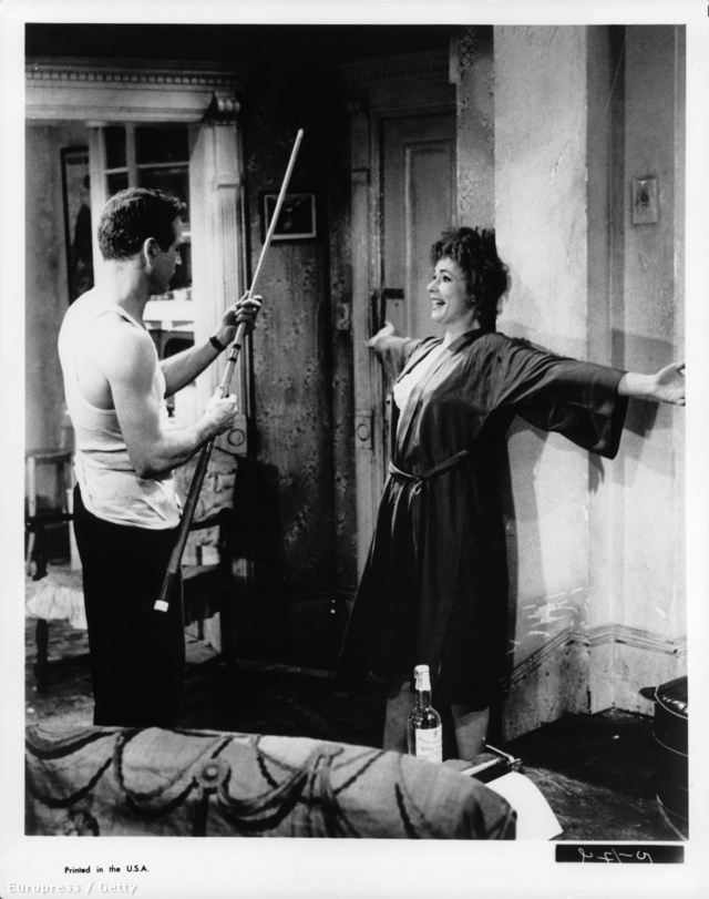 Paul Newman és Piper Laurie a Svindler című film egyik jelenetében 1961-ben.
                        