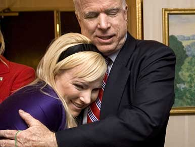 Felháborodott a Twitter-közösség John McCain lányának mellén