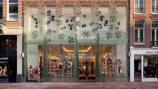 Üvegtégla homlokzatot kapott a Chanel amszterdami butikja