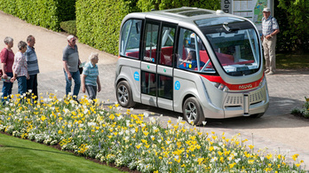 Robotbusz száguld egy német parkban