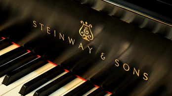 32 milliós zongorát vesz a 4 milliárdos villába egy Matolcsy-alapítvány