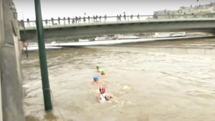 Ezek az emberek úszva közlekednek a párizsi árvízben