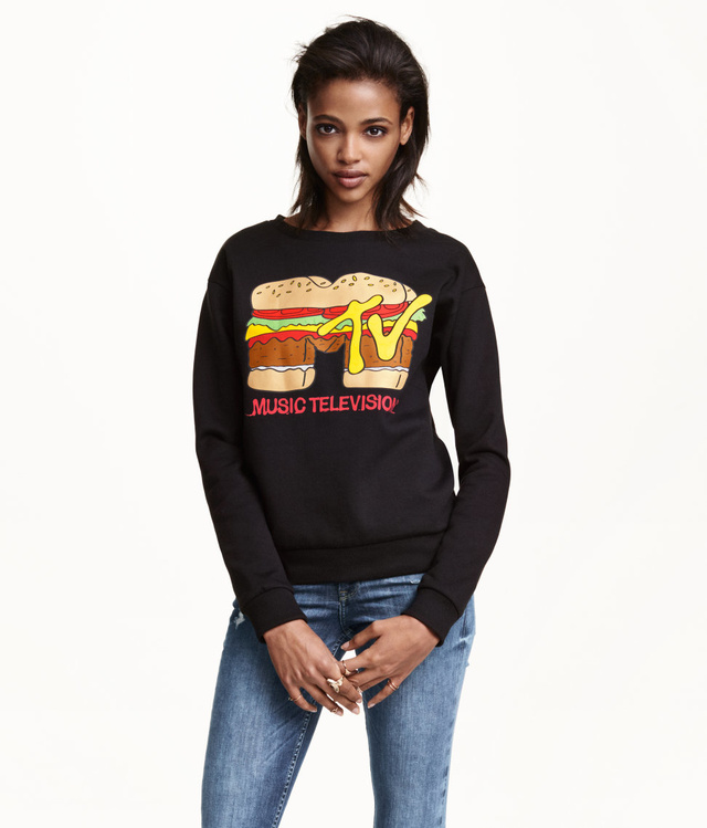 Szezononként a H&M női és férfi osztályán is felbukkant egy-két MTV feliratos póló vagy pulóver.