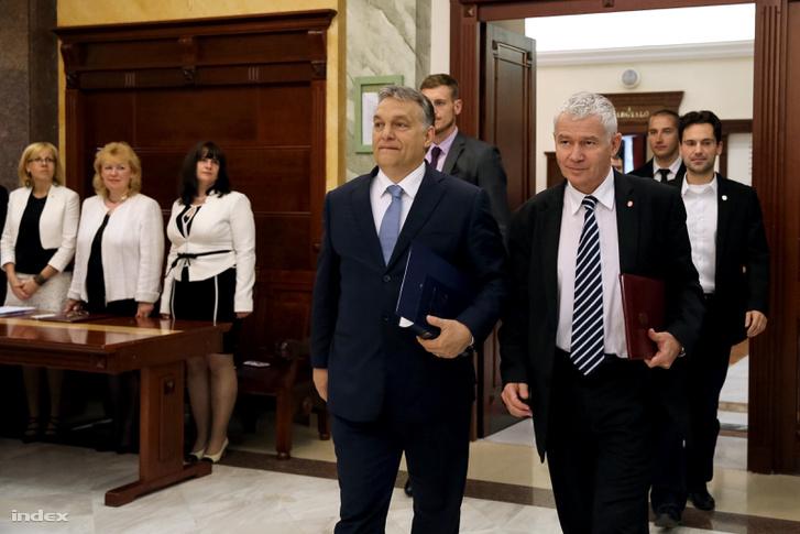 Orbán Viktor és Polt Péter érkeznek az ügyészség termébe
