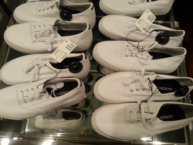 H&M: 3990 forint egy sima fehér tornacipő