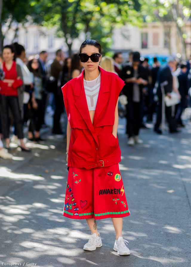 Virgine Leung egy túlméretezett piros mellénnyel viselte a felvarrós bőgatyát és a haspólót Párizsban.