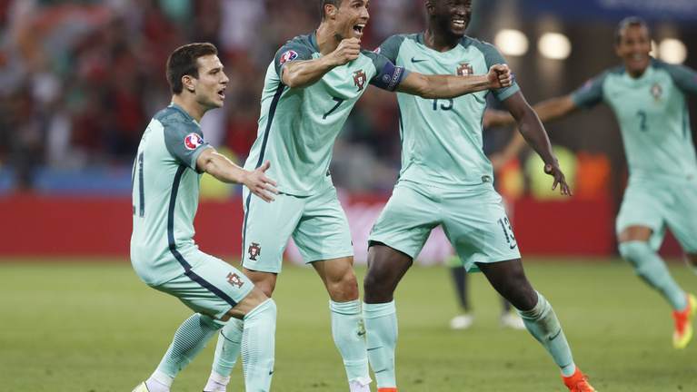 Portugália történelmi C. Ronaldo-góllal verte Walest, döntős