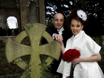 Ősz végén az őrültek házasodnak: temetőben vagy virtuális nővel