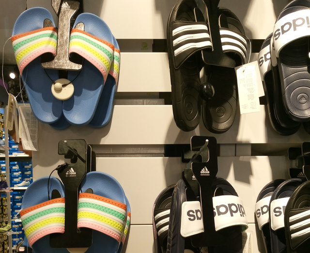 Érkezés az Adidasba: a divatos papucsok drágábbak, mint hinné, a színes 9790 forint, a fekete-fehér 4690 forint.