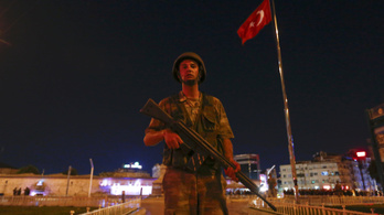 Életfogytiglani börtönt kaphat 45 török puccsista