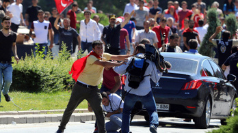 Újságírókat vertek a tüntetők Ankarában