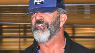 Mel Gibson viszonylag sármosan, de erősen kopaszodik