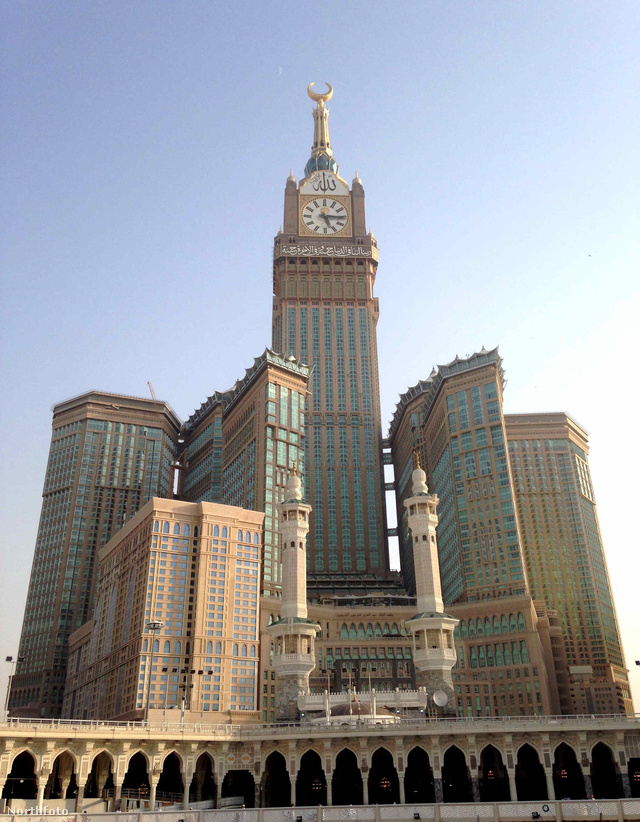 Nem könnyű elhinni,de az Abraj Al-Bait Towerst, más néven Mekka Royal Clock Tower Hotelt 2012-ben építették meg a Szaúd-Arábiában található Mekkában. A 601 méteres központi tornyot a világ egyik legmagasabbjaként tartják számon, de a "posztmodern" komplexumot is rekord áron, 15 milliárd dollárból építették meg. Az épületegyüttes pár méterre található a világ legnagyobb mecsetétől, a fent említett Al-Haramtól.
                        
                        