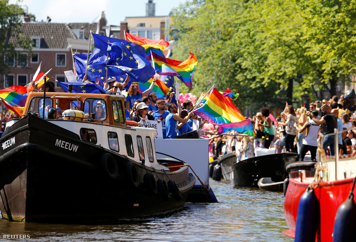 Az amszterdami Pride a szokásos nagy buli volt, rengetegen voltak a leszbikus, meleg, transznemű, biszexuális, queer és interszex (LMBTQI) közösség tagjain kívül is, civil szervezetek, helyiek, turisták.
 
Több politikus is eljött, ott volt például az MTI szerint Vera Jourová igazságügyi, fogyasztóvédelmi és nemi egyenlőségért felelős európai biztos, Helena Dalli, a társadalmi párbeszéd, a fogyasztói ügyek és az állampolgári jogok máltai minisztere, Michael O'Flaherty, az Európi Unió Alapjogi Ügynökségének (FRA) igazgatója.
 
A csatornákon vagy nyolcvan hajó úszott.
 