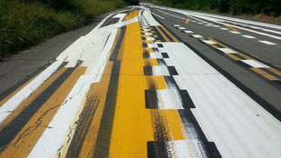 Tudja, hogyan tesztelik az útburkolati festéseket?