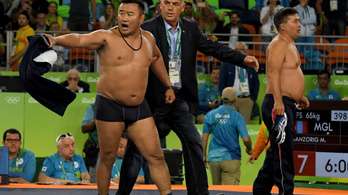 Botrány a birkózóknál: levetkőztek a dühös mongol edzők