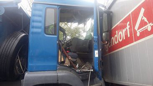 Frontálisan ütközött két kamion: az egyik fülke leszakadt