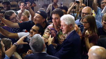 Bill Clinton távozik jótékonysági szervezetei éléről