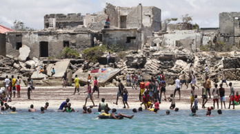 Megtámadtak egy tengerparti éttermet, gránátokat dobnak a rendőrökre Mogadisuban