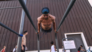 Pár párizsi srác bemutatja, hogyan kell edzeni egy kondiparkban