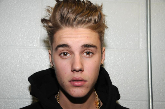 Justin Bieber a barna szemétől ennyire hihetetlenül vonzó.