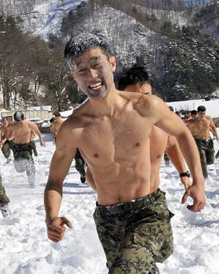 Félmeztelen edzés a hóban