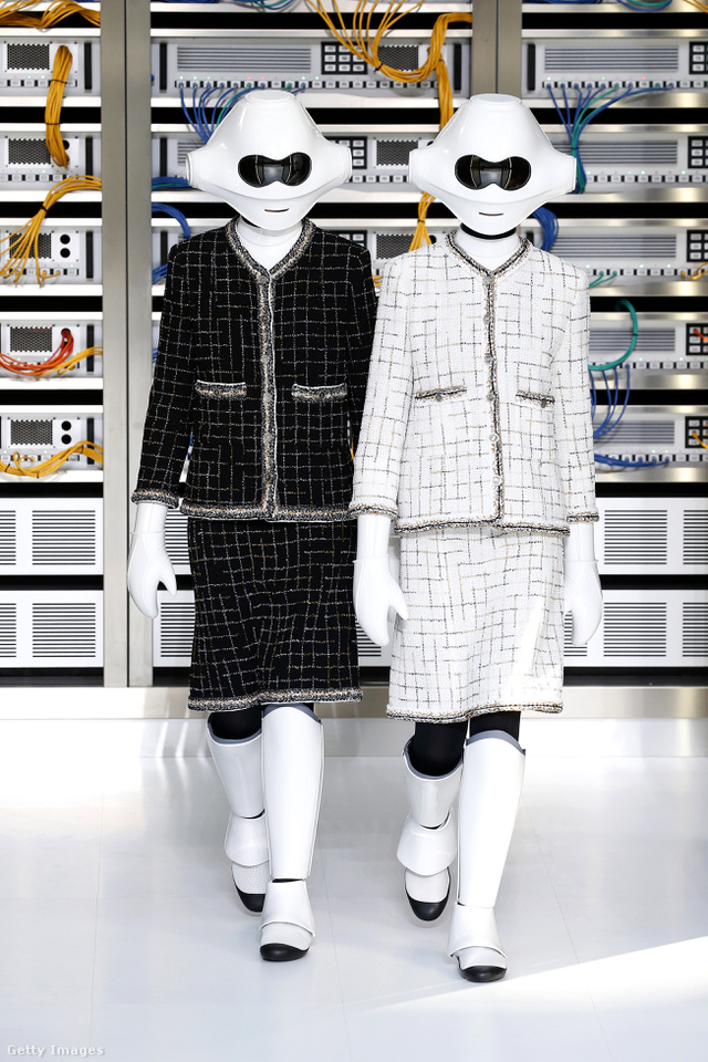 Chanel robotok a Grand Palais épületében berendezett szerverszobában.