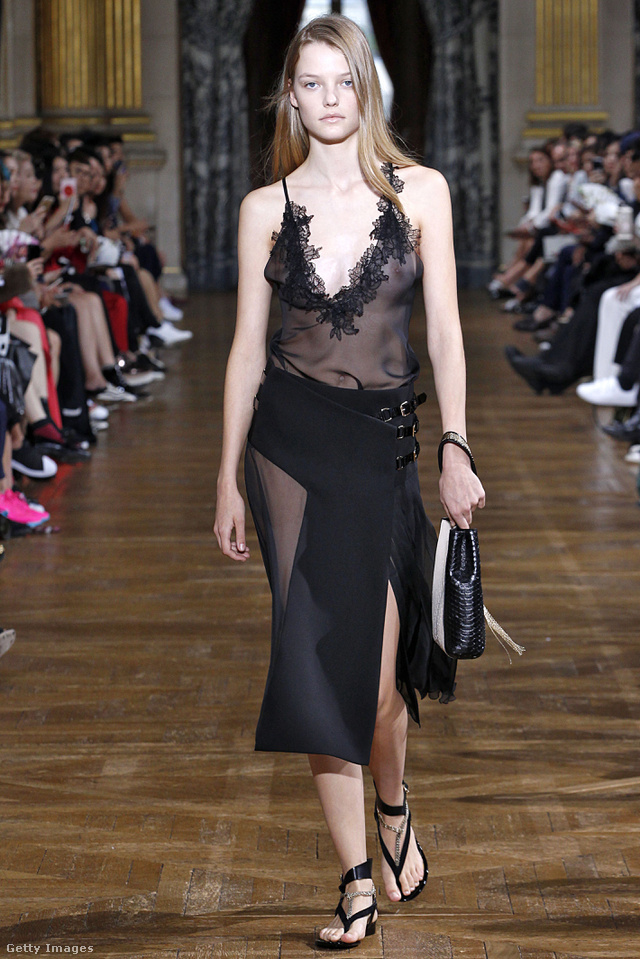 A Lanvin tervezője szerint kis fekete ruhával sem lesz ciki a flip-flop jövő nyáron.