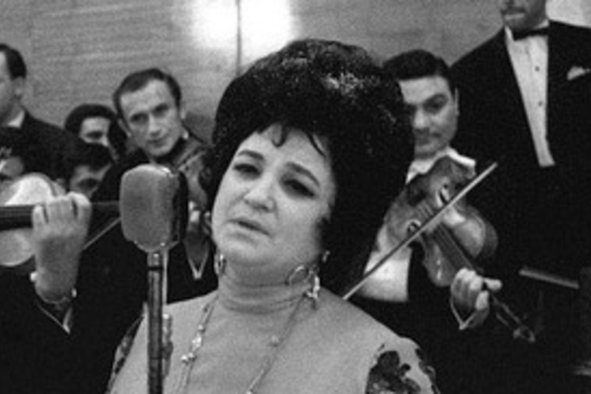 Gyászol az ország! Váratlanul elhunyt a legendás magyar énekesnő