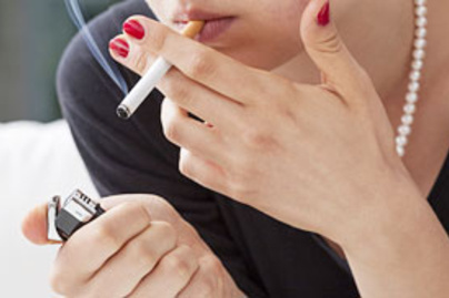 Így tüntesd el a nikotinfoltokat és a szagot a kezedről szódabikarbónával