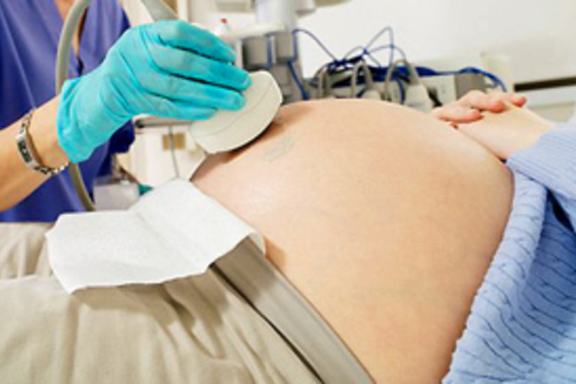 Vak, mégis láthatta kisbabája ultrahangképét a leendő anya