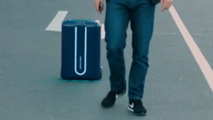 Megérkezett minden utazó álma: itt az önjáró bőrönd!