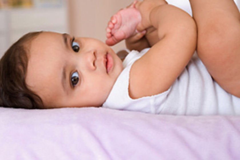 Mi okozza a kiütéseket a csecsemő bőrén?