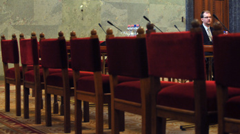 Következmény nélkül lóghatnak a képviselők a bizottsági ülésekről