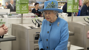 II. Erzsébet királynő nem nagyon találja a helyét egy sarki kisközértben