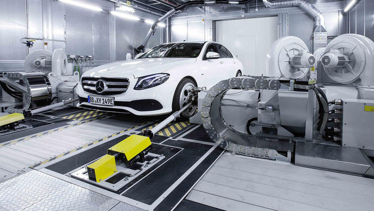 Négy új motorral készül a Mercedes