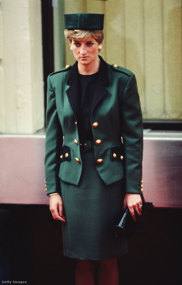 Diana hercegnő 1990 októberében pózolt Moschino kosztümben.
                        