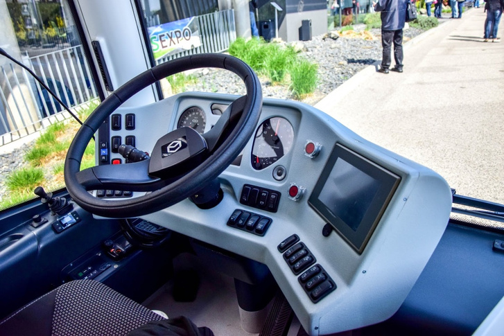 A közlekedési műszergyártó Kft. EU-s támogatásból kifejlesztett műszerfala, gyakorlatilag az összes hazai buszba bekerült. Az elektromos MODULO C68-asban is ez van
