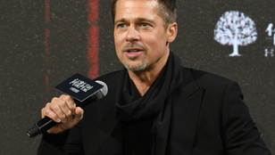 Brad Pitt élete összeomlott? Nézze, milyen boldog ezzel a kosárral!