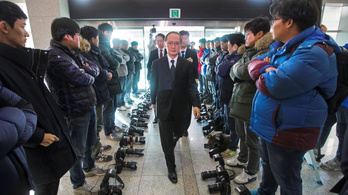 Dél-Koreában a sajtófotósok megunták a politikai bohózatot