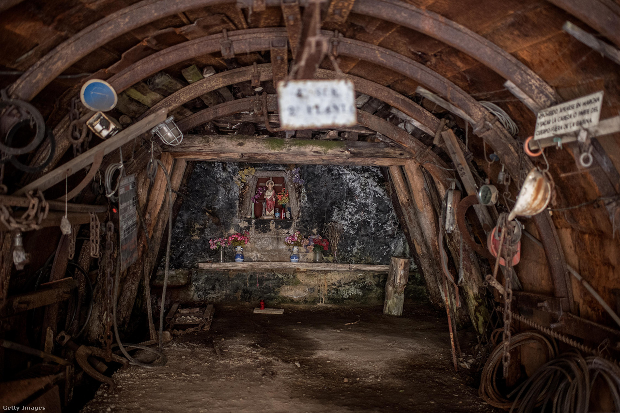Szent Borbála, a bányászok védőszentje az 1998-ban bezárt Pozo Ibarra bánya bejáratánál. 