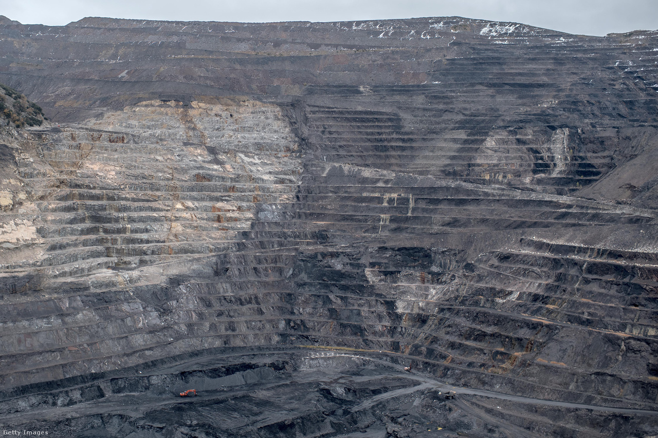 Spanyolországban a szénbányászat már tényleg a leges-legvégét járja, pár éven belül pedig végleg ki is szenved. Az iparág, aminek a gyökerei az 1600-as évekre nyúlnak vissza, 1990-ben még 40 ezer embert foglalkoztatott 167 aktív szénbányában, mára viszont csak nagyjából 40 bánya maradt nyitva, kevesebb mint 3000 bányásznak adva munkát.
