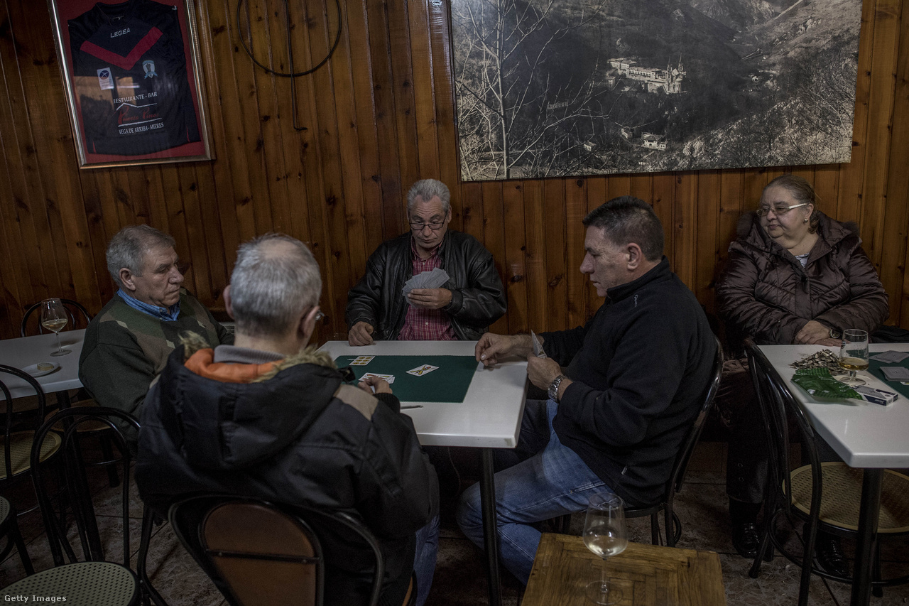 A gazdaságilag leépülő területekről menekülnek a fiatalok, így sok helyen magukra maradnak a nyugdíjas bányászok. Asztúria lakosságának 31 százalékát teszik ki a 65 év felettiek, míg egész Spanyolországban ez az arány csak 18 százalék. 