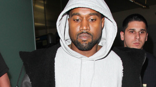 Kanye Westet elhagyta a kórházat, New York utcáin fotózták szőke hajjal