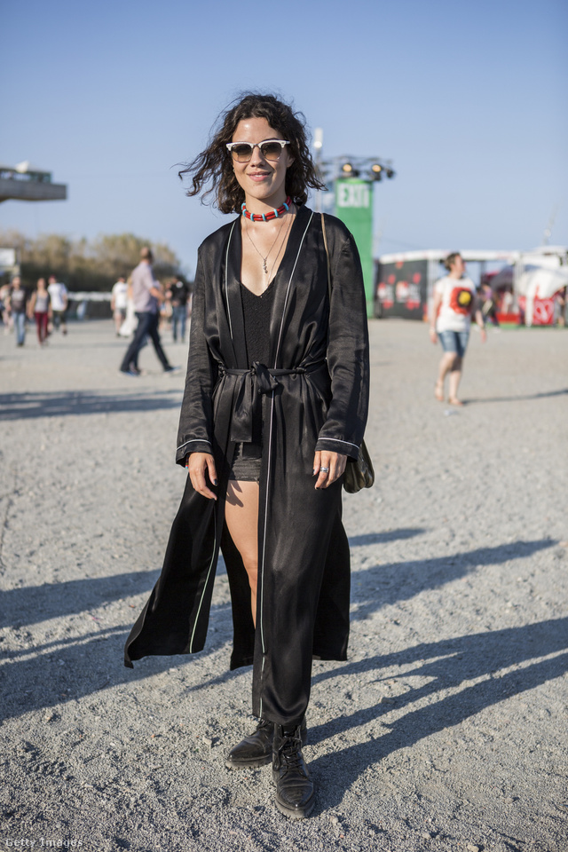Zara köntös kabát egy barcelónai fesztiválon.
