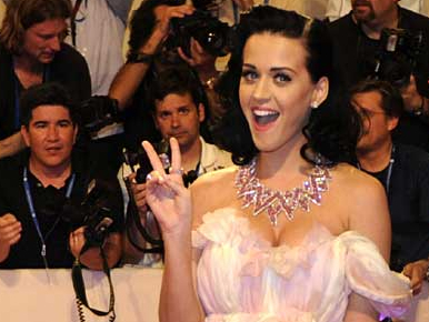Katy Perry villogós ruhában vonult a vörös szőnyegen