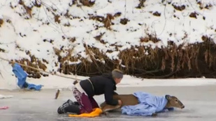 Az életét kockáztatta, hogy megmentsen egy jégen rekedt szarvast
