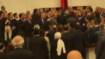 Verekedés tört ki a török parlamentben