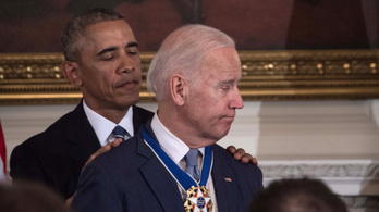 Barack Obama kitüntette barátját, Joe Biden alelnököt